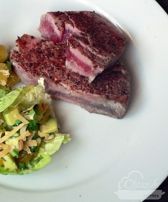 Vörös tonhal steak, mangós avokádó salátával