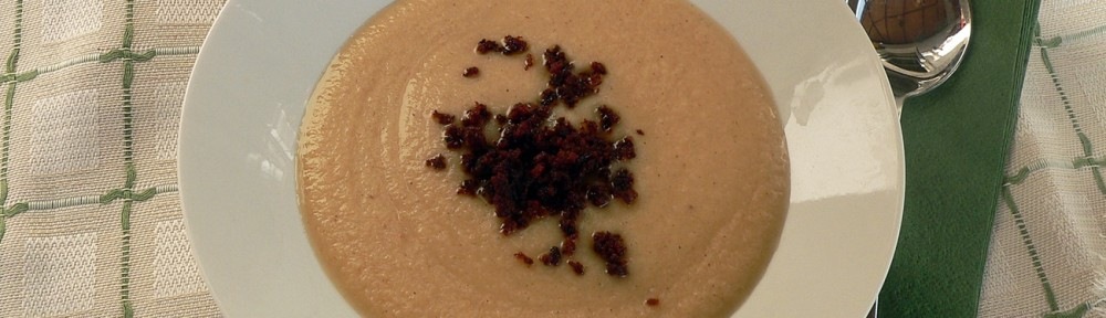 Karfiolpüré leves, kolbászmorzsával
