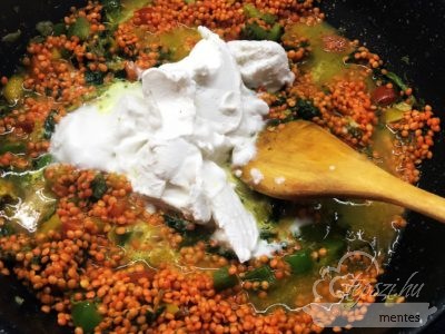 Vöröslencse curry spenóttal