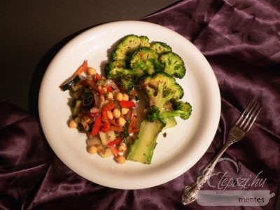 Brokkoli steak, csicseris zöldségraguval